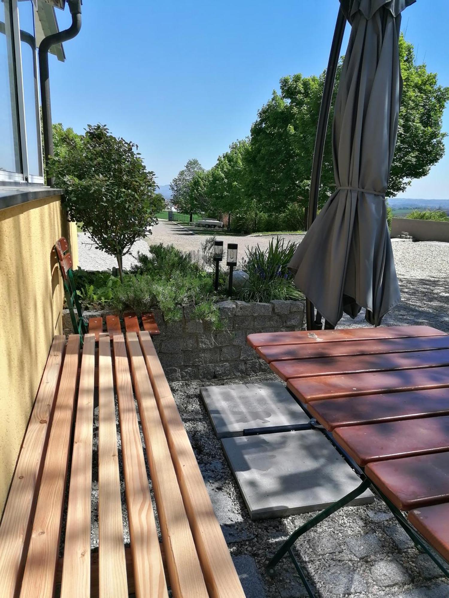 Ferienwohnung Schuhmann: Garden Retreat Near Thermal Spa & Adventure Parks Hinzenbach Exterior photo